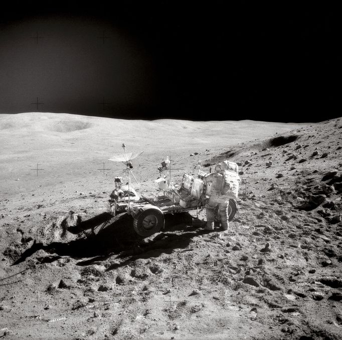 Astronaut John W. Young, velitel mise Apollo 16, vyndavá nástroje z jednoho z úložných prostor lunárního vozítka, 22. dubna 1972.