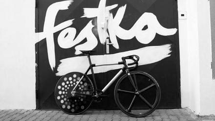 Kolo z kapslí od kávy? Proč ne. Podívejte se na jeho výrobu