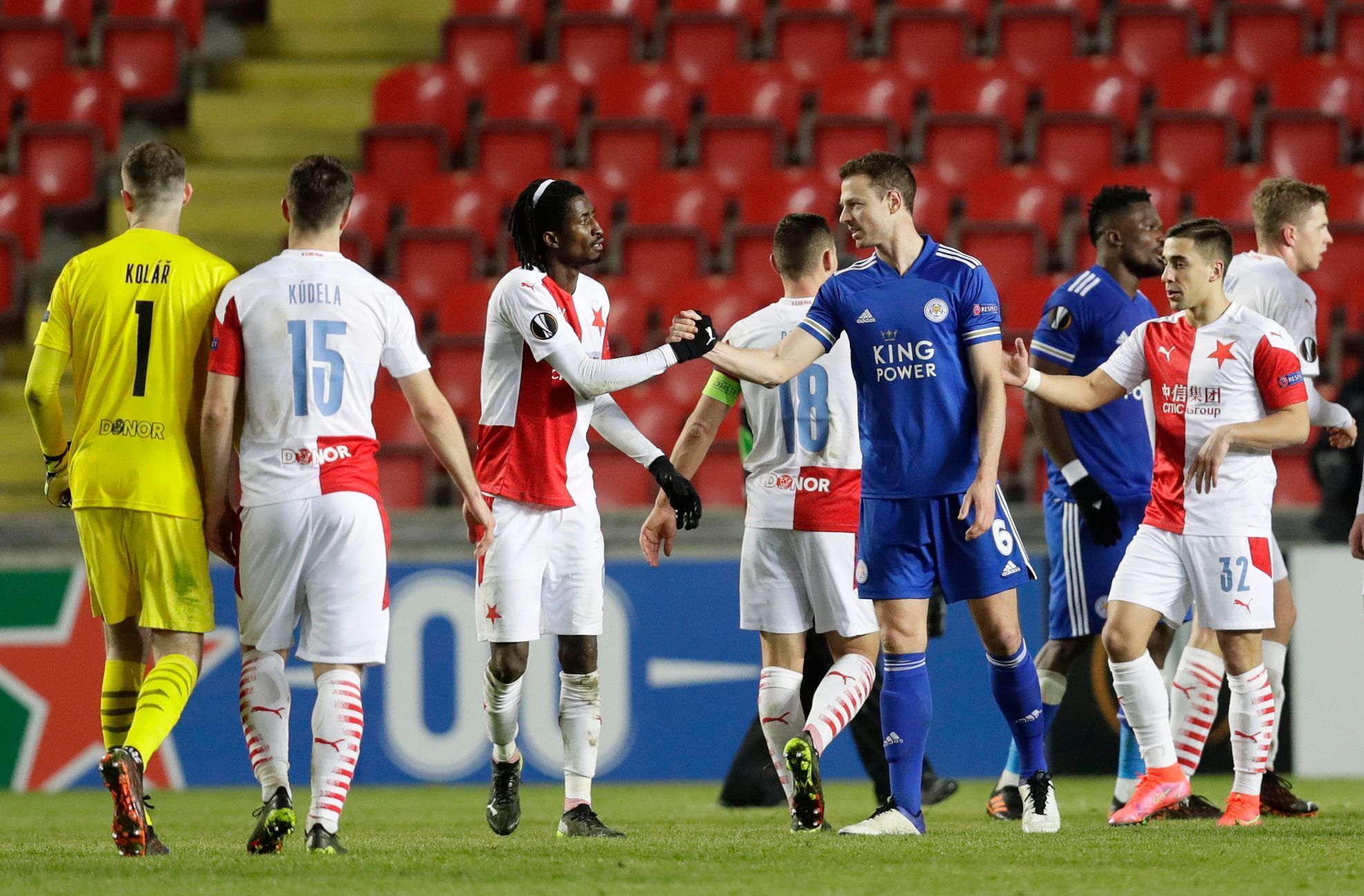 Peter Olayinka a Jonny Evans se zdraví po prvním zápase 2. kola EL Slavia - Leicester