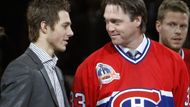 Montrealská legenda Patrick Roy se svým synem Jonathanem při slavnostním vyvěšování jeho dresu číslo 33 pod strop Bell Centra.
