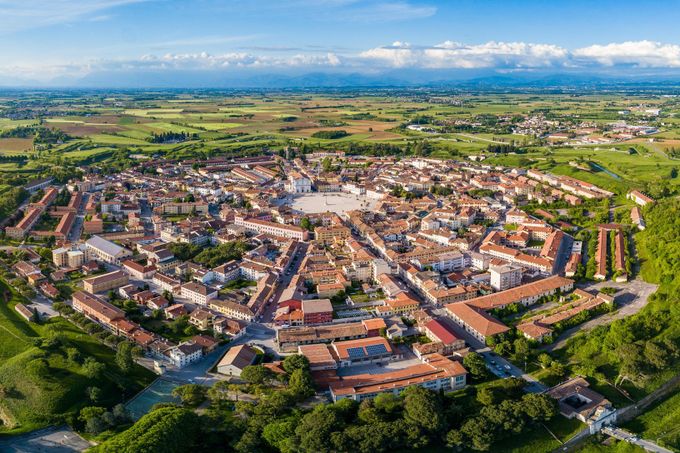 Palmanova, Itálie. Pohled na různé městské aglomerace ve světě.