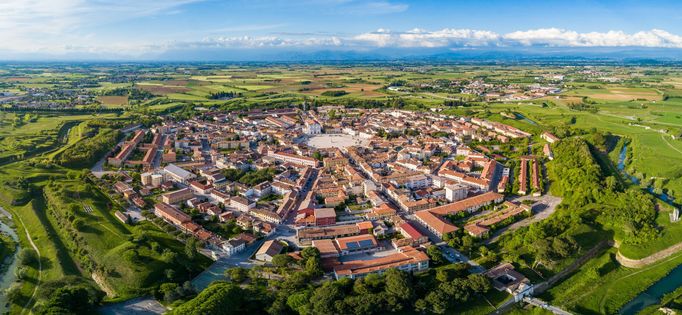 Palmanova, Itálie. Pohled na různé městské aglomerace ve světě.