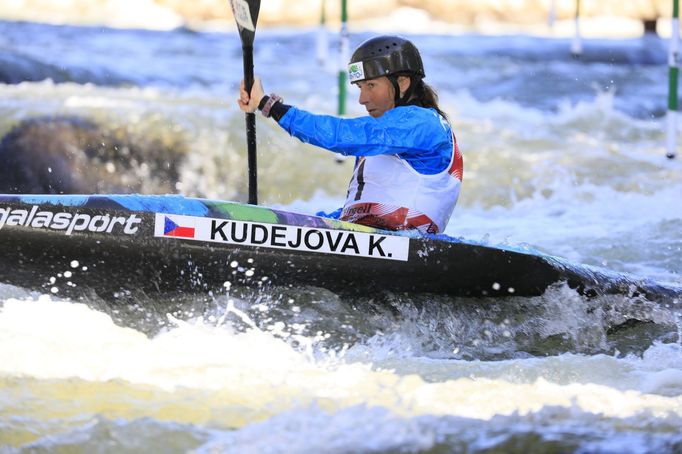 Kateřina Kudějová v kvalifikaci kajakářek na MS ve vodním slalomu v Seu 2019.