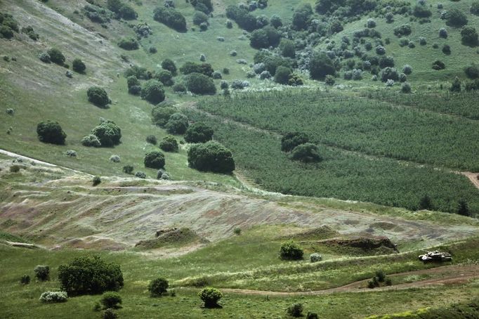 The wreckage of a tank is seen on the Israeli side of the Israeli Syrian border near Kibbutz Merom Golan in the Golan Heights May 2, 2013. Israel's military said on Tuesday it had called up hundreds of reservists for a drill in northern Israel where tensions are high with neighbours Syria and Lebanon, but a military spokesman said there was no change in the overall security situation. Israel captured the Golan Heights from Syria in the 1967 Middle East war and annexed the territory in 1981, a move not recognised internationally. REUTERS/Nir Elias (POLITICS MILITARY) Published: Kvě. 2, 2013, 5:41 odp.