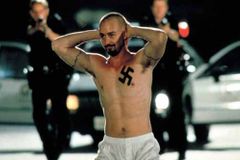 DVD: Kult hákového kříže. Norton jako Hitler a Dušín