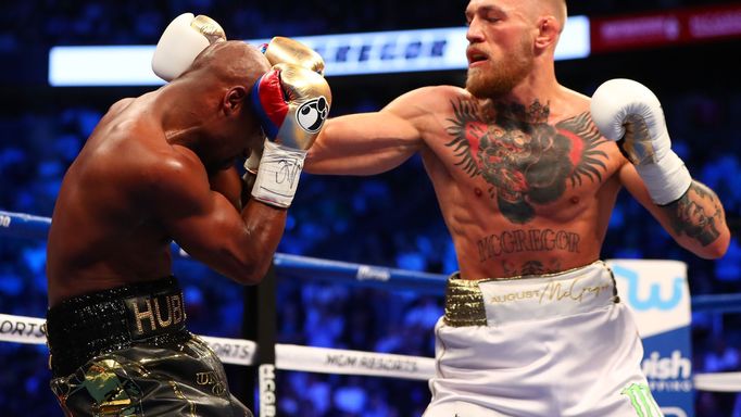 Fotografie ze zápasu Floyd Mayweather vs. Conor McGregor.