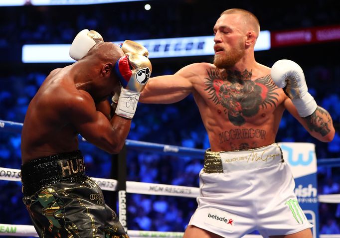 Fotografie ze zápasu Floyd Mayweather vs. Conor McGregor.