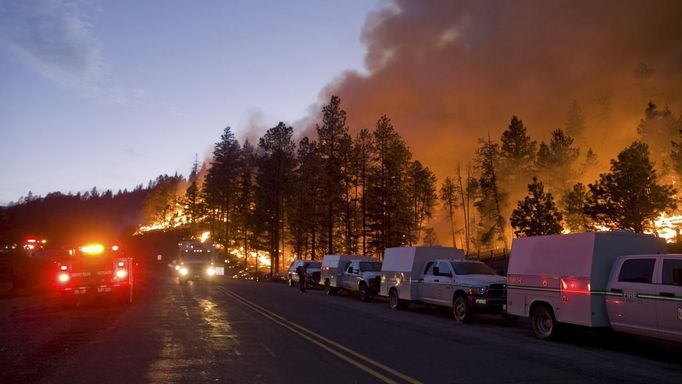 The Little Bear Fire burns in the Lincoln National Forest near Ruidoso, New Mexico, in this June 13, 2012 U.S. Forest Service handout photo. Some of the 2,500 people forced to evacuate their central New Mexico houses by wildfires raging near the resort village of Ruidoso began returning home this week with the help of National Guard troops, officials said. Photo taken June 13, 2012. REUTERS/Kari Greer/US Forest Service/Handout (UNITED STATES - Tags: DISASTER ENVIRONMENT) FOR EDITORIAL USE ONLY. NOT FOR SALE FOR MARKETING OR ADVERTISING CAMPAIGNS. THIS IMAGE HAS BEEN SUPPLIED BY A THIRD PARTY. IT IS DISTRIBUTED, EXACTLY AS RECEIVED BY REUTERS, AS A SERVICE TO CLIENTS Published: Čer. 17, 2012, 4:03 dop.