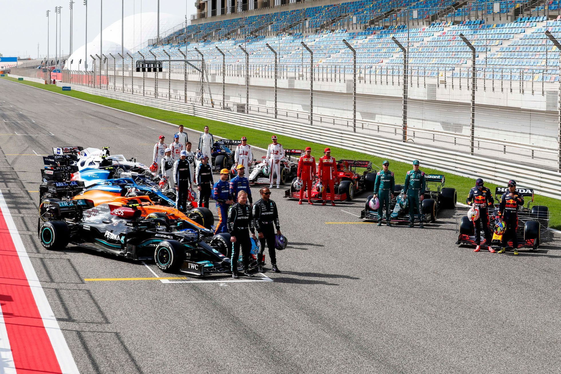 Jezdci F1 se svými monopost před startem testů v Bahranu