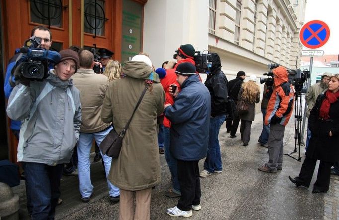 Policejní budovu na Příční ulici v Brně okupovali od časných ranních hodin novináři