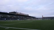 I proto se dnešní pohárový duel hrál na pražském Strahově a nikoliv na Letné - na Stade Suisse v Bernu totiž stejně jako na "hůrce" leží umělá tráva, tedy povrch, na který nejsou Letenští příliš zvyklí.