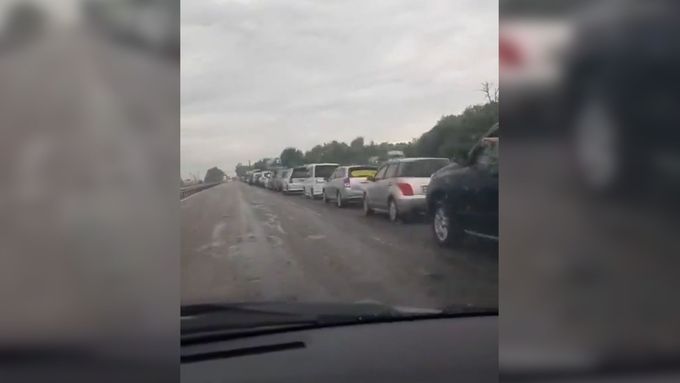 Záběry ukazují i kilometrové fronty u benzínek v Přímořském kraji v Rusku