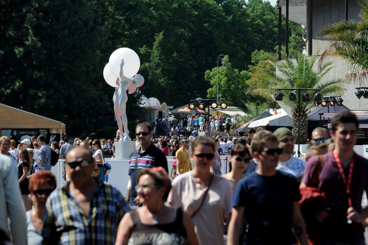 Letní festivalová atmosféra na promenádě v Karlových Varech