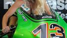 Vnadná kráska pózuje na motocyklu Kawasaki MotoGP v boxech v Sachsenringu.