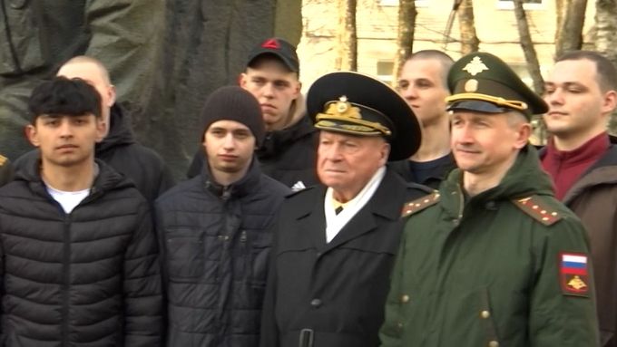 Rusové z Leningradské oblasti vyrazili dobrovolně na ukrajinskou frontu. Jako dárek dostali levné hodinky (duben 2025).