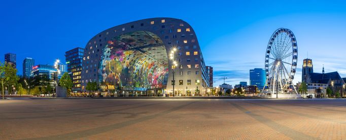 Architekt Winy Maas v Rotterdamu proslul obloukovitou stavbu Markthal.