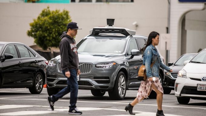 Uber testuje systémy autonomního řízení, v Arizoně havarovalo Volvo XC90.