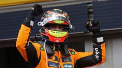 Oscar Piastr z McLarenu slaví triumf ve VC Belgie formule 1 2025