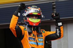 Kvůli vodě piloti F1 čekali na start 80 minut, pak ve Spa vládl lídr šampionátu