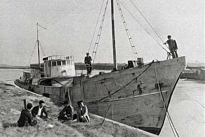 Japonská rybářská loď Daigo Fukuryū Maru na počátku 50. let, krátce před radiačním incidentem vyvolaným testovací explozí vodíkové pumy Castle Bravo.