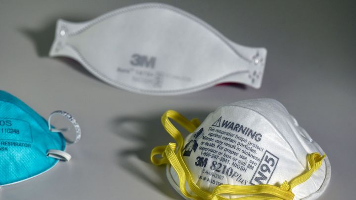 Je symbolem respirátorů, teď však čelí plagiátorům. Málokdo ví, co název 3M označuje