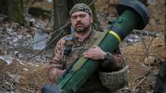Ukrajinský voják s protitankovou střelou Javelin.
