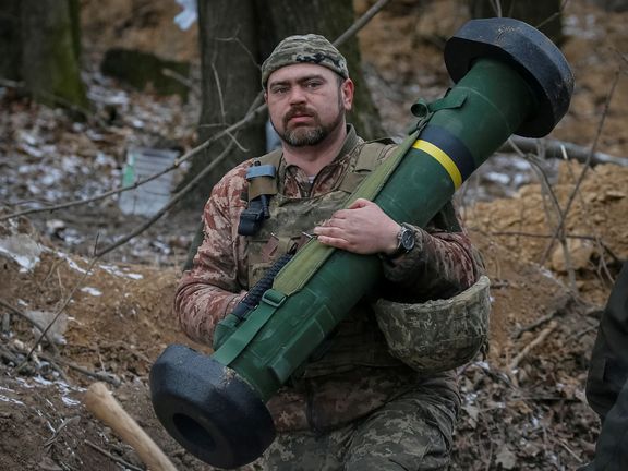 Protitankový systém Javelin v rukou ukrajinského vojáka.