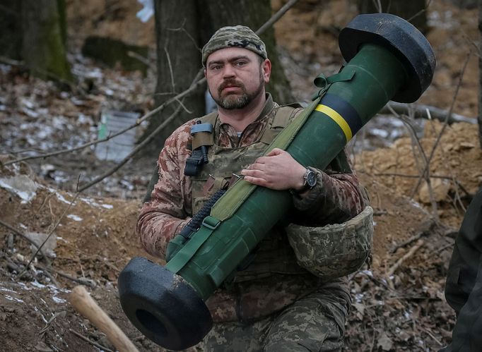 Ukrajinský voják s protitankovou střelou Javelin.