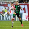 Nicolae Stanciu a Kristoffer Zachariassen v odvetě 3. předkola LM Slavia - Ferencváros