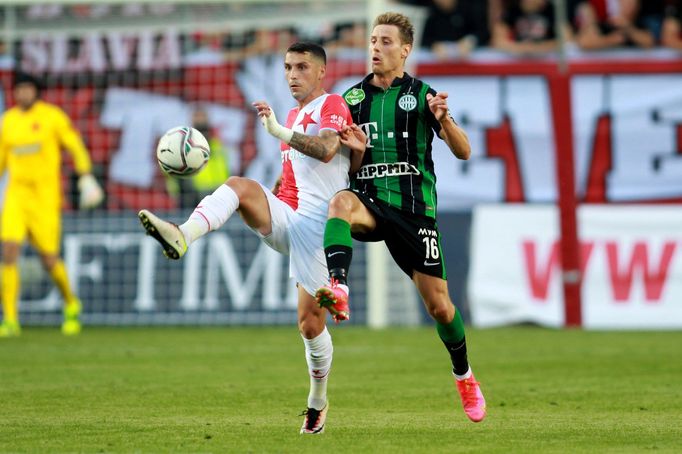 Nicolae Stanciu a Kristoffer Zachariassen v odvetě 3. předkola LM Slavia - Ferencváros