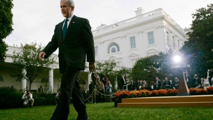 George Bush odchází poté, co v úterý oznámil částečné znárodnění velkých bank