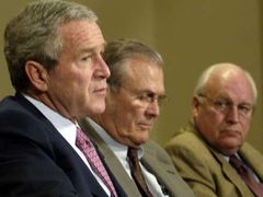 Prezident Bush za ministrem stojí, on sám ho do funkce dosadil.