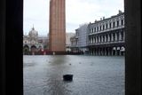 Záplavová voda zcela pokryla náměstí Svatého Marka.
