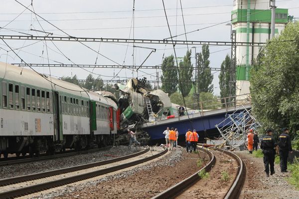 Expres narazil u Studénky do mostu