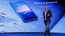 Juho Sarvikas, produktový šéf společnosti HMD Global, představuje nový model Nokia 8 Sirocco.