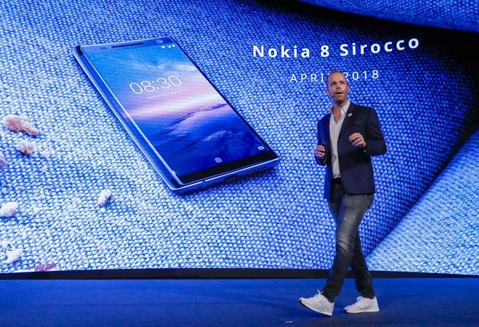 Juho Sarvikas, produktový šéf společnosti HMD Global, představuje nový model Nokia 8 Sirocco.