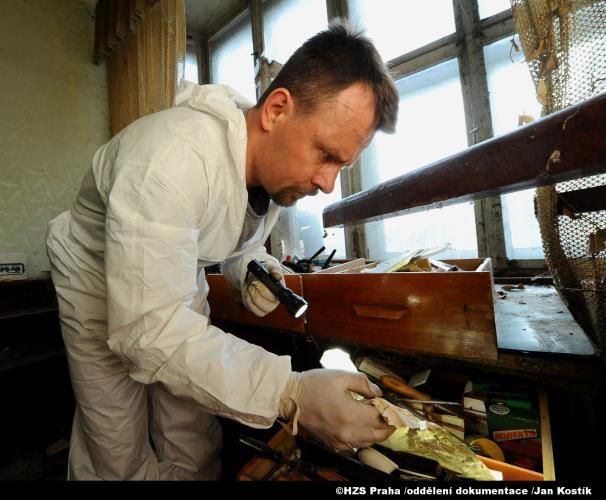 Hasiči zajišťují chemikálie