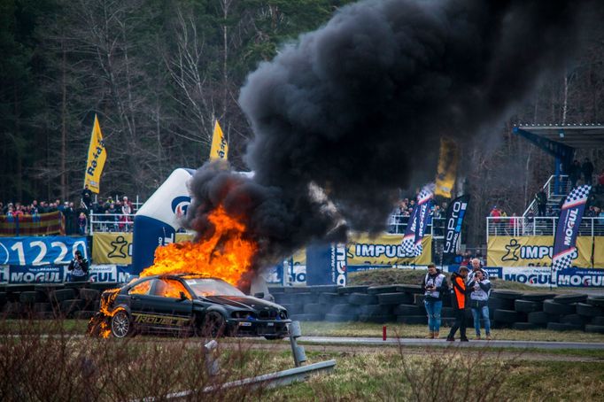 Dakar Setkání 2019: hořící driftingové BMW