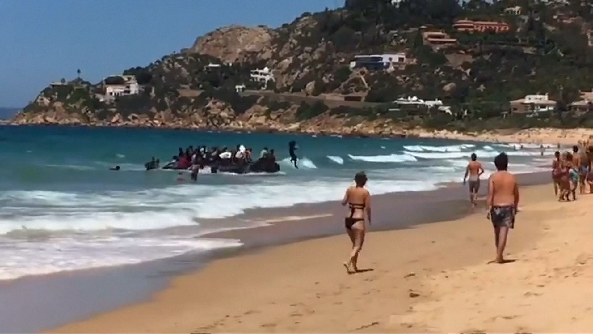 Uprchlíci se vylodili uprostřed rušné pláže ve Španělsku