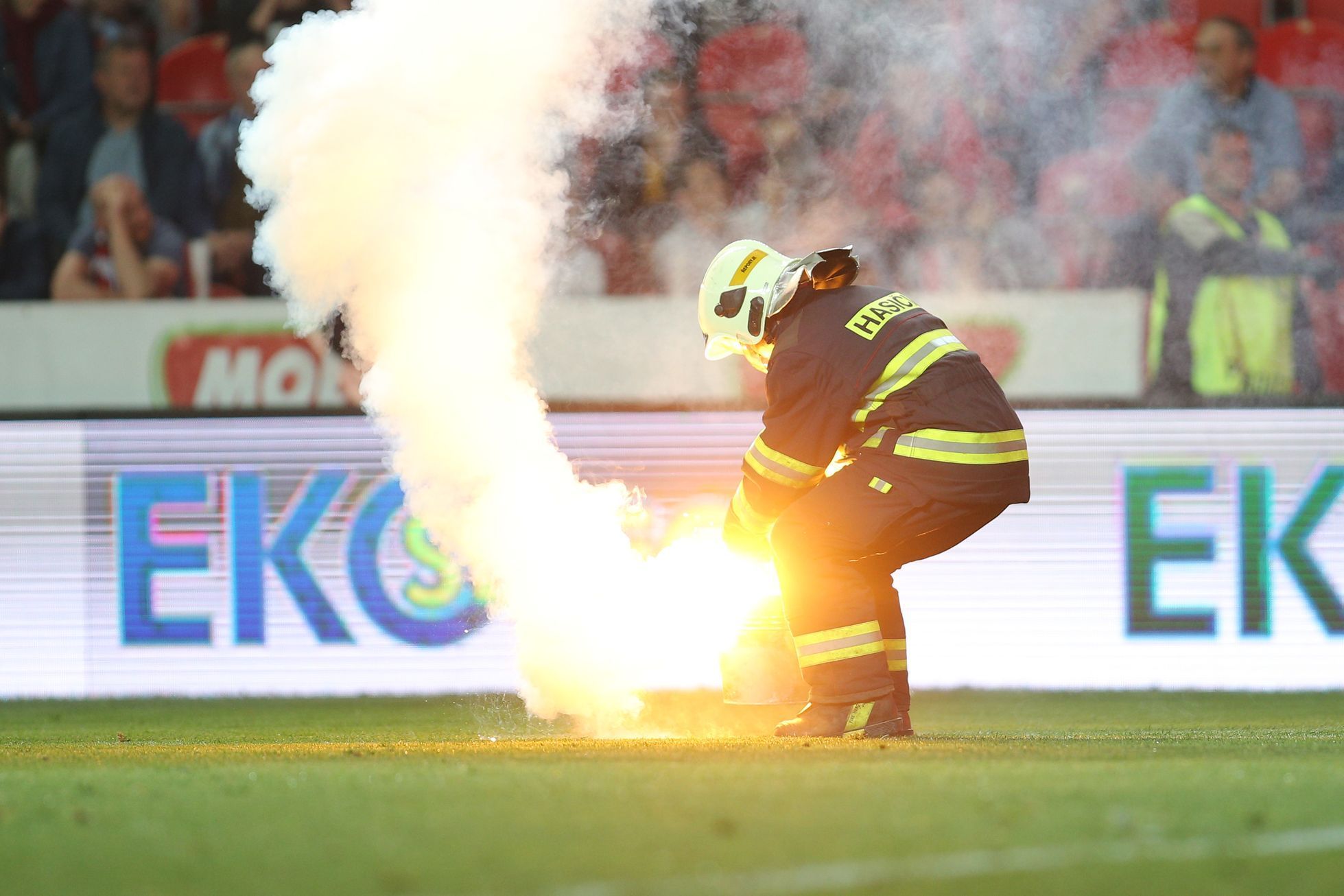 Semifinále MOL Cupu 2018/19, Slavia - Sparta: Zásah hasiče proti světlici