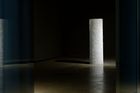 Doplňuje tři dvoumetrové "křišťálové stromy", to znamená svítící, průsvitné vertikální monolity vyrobené ze skla. Všechny čtyři autor představil na Benátském bienále.