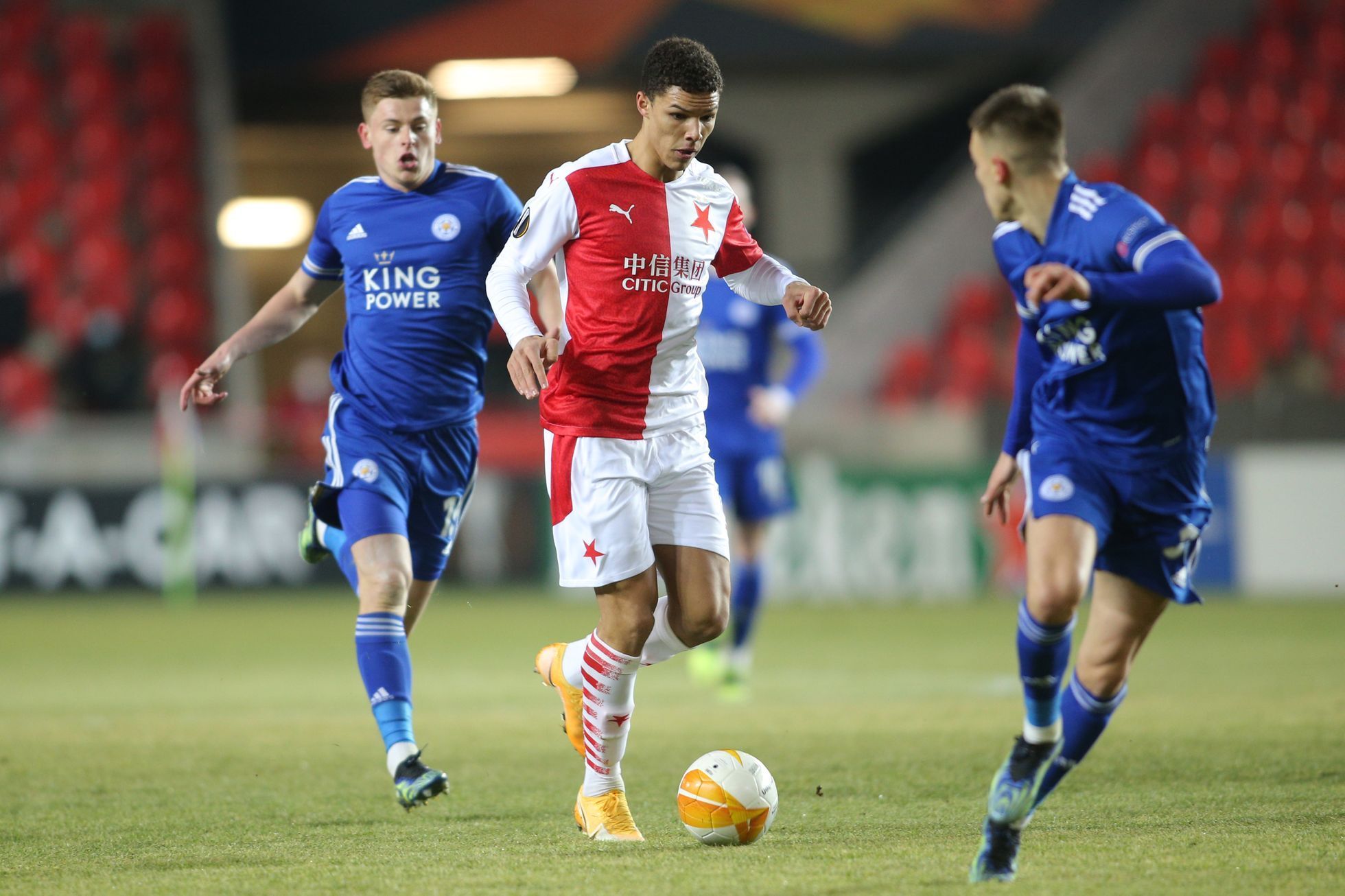 Alexander Bah v prvním zápase 2. kola EL Slavia - Leicester