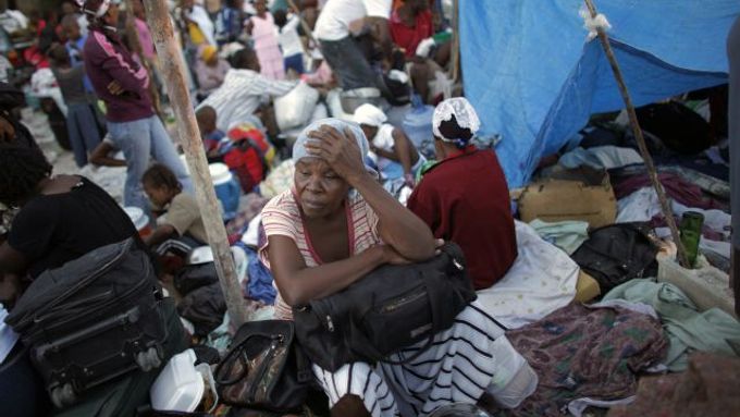 Po zemětřesení přežívá většina obyvatel Port-au-Prince na ulicích a v provizorních táborech.