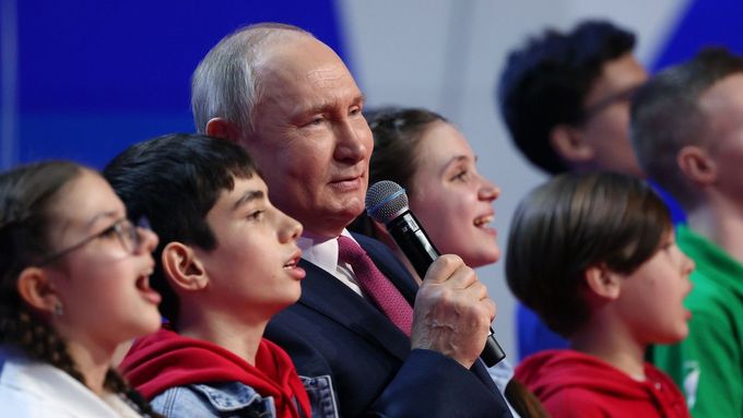 Ruský prezident Vladimir Putin v doprovodu dětí z Hnutí první celoruské organizace dětí a mládeže.