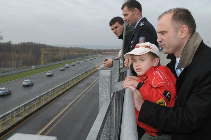 Za akt slavnostního předání 680 nových automobilů dalo ministerstvo asi 600 tisíc korun. ,,Je to pro nás velká chvíle, ty peníze za to stojí," přesvědčoval novináře Langer.