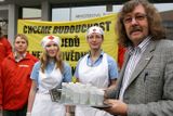 Vzorky spermatu převzal od zástupců Greenpeace Karel Bláha, náměstek ministra životního prostředí, zodpovědný za české stanovisko, k evropské chemické politice (REACH).