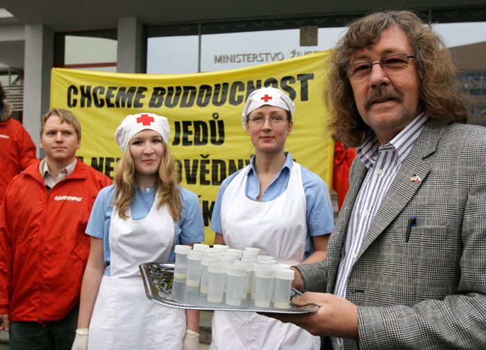 Greenpeace přinesli na ministerstvo sperma