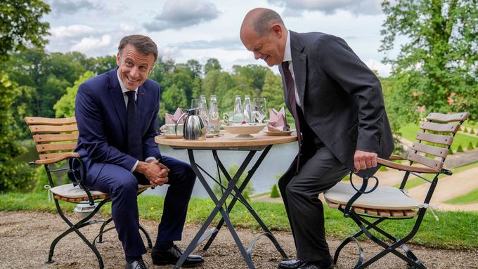 Hlavní poražení eurovoleb. Francouzský prezident Emmanuel Macron a německý kancléř Olaf Scholz.