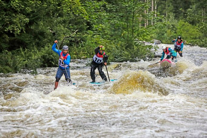 Ženy a muži na paddleboardech letos mezi kajaky a rafty závodili vůbec poprvé.