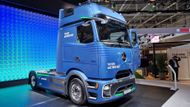 Mercedes-Benz eActros 600 patří k nejzajímavějším elektrickým tahačům s baterií o kapacitě 621 kWh a dojezdem na jediné nabití kolem 500 km. Protože ale řidič musí dělat povinné přestávky, bude při nich moci nabíjet a dosáhnout tak mnohem delšího denního dojezdu. Maximální nabíjecí výkon je 400 kW.